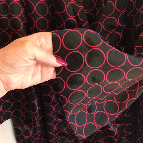 74) Cato blouse.beautifully styled, satiny fabric. - Picture 4 of 9